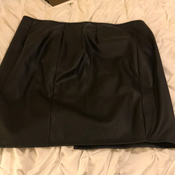 Faux leather skirt - Picture 2 of 3